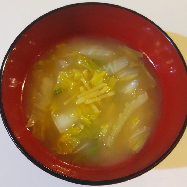 体がポカポカ温まる♪白菜と生姜の味噌汁